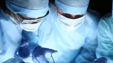 Mishra realizó una incisión en el abdomen de su mujer y cortó varios nervios