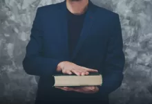 Es de nacionalidad peruana.