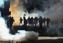 Marcha de la COB siendo gasificada por la policía