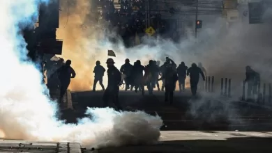 Marcha de la COB siendo gasificada por la policía