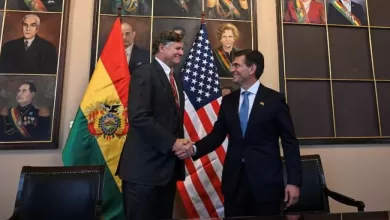 Rodrigo Paz y Christopher Landau Subsecretario de Estado de EE.UU. en La Paz.