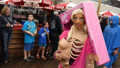 Los participantes de la 15.ª Caminata Zombi Anual de Asbury Park recorren el paseo marítimo de Asbury Park, Nueva Jersey