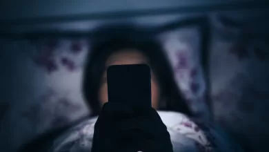 Mirar pantallas brillantes en la oscuridad no es una costumbre inofensiva