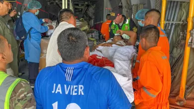 Momento del traslado en avión del edil Iroshi Erik Ureta Campos, después de haber recibido dos disparos en el tórax. Perú, 26 de febrero de 2026.