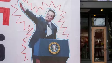 15 de febrero de 2025, Seattle, Washington, EE. UU. La gente protesta contra Elon Musk frente a un concesionario de automóviles Tesla.