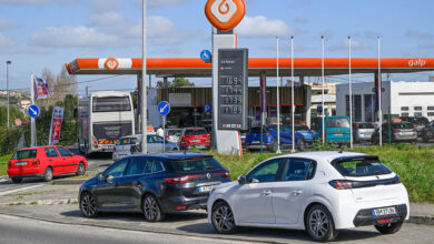 Automóviles haciendo cola en una gasolinera antes del aumento de los precios del combustible previsto para la próxima semana. Cascáis, Portugal, 7 de marzo de 2026.
