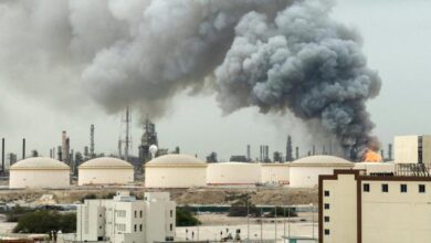 El humo se eleva después de un ataque a la refinería de petróleo de BAPCO, en medio del conflicto entre Estados Unidos e Israel con Irán, en la isla de Sitra, Bahréin, el 9 de marzo de 2026