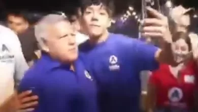 El joven tenía la misma poleta que el candidato
