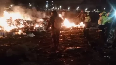 Queman dinero tras el accidente aéreo en El Alto