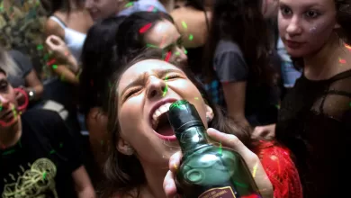 Dejar de beber implica, para muchos, enfrentarse al juicio de quienes siguen bebiendo.