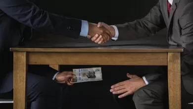 La política se volvió solo en una transacción de intereses económicos