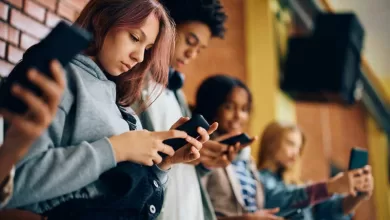 Se calcula que pueden pasar hasta 9 horas diarias en él