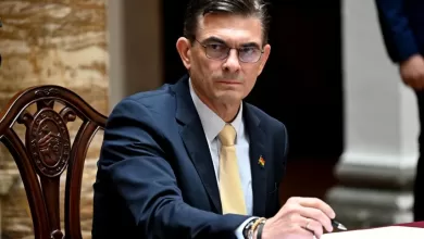 Se crea un aparato burocrático para reducir el aparato burocrático.