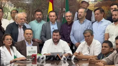 Bolivia está atrapada entre dos frentes que caminan al margen de la ley.