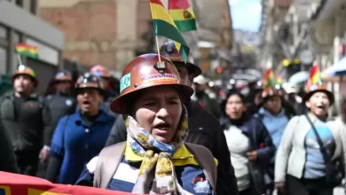 Mineros participan en una marcha organizada por la Central de Trabajadores de Bolivia (COB) para exigir la renuncia del presidente Rodrigo Paz, en La Paz, el 21 de mayo de 2026