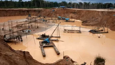 Una de las dragas usadas por los mineros informales en Madre de Dios, en el suroriente peruano.