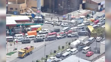 En todo el país continúan largas filas para comprar combustible
