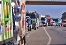Exportadores paceños alertan que 60% de los camiones está paralizado